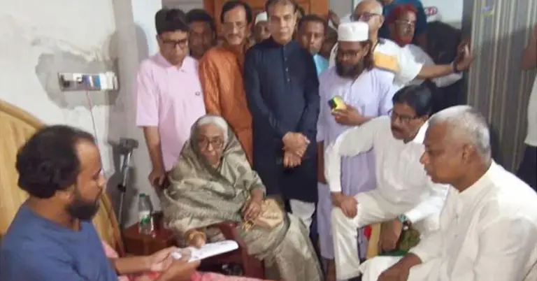 এনাম সিদ্দিকীর কাছে আর্থিক অনুদান দিচ্ছেন বিএনপির নেতাকর্মীরা